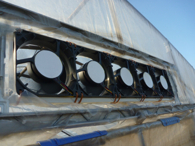 Ventilateur étanche IP55 monté sur une serre pour assurer la circulation de l'air